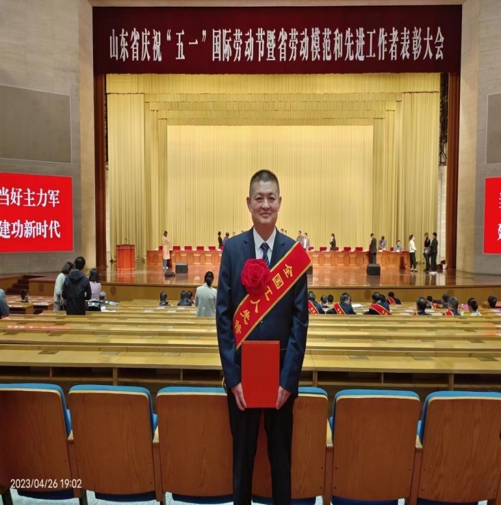 焊花点亮奋斗的青春 全国工人先锋号：银河集团股份铝焊接班(图1)